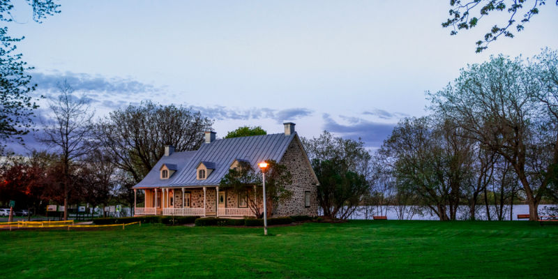 Ontario house by the lake